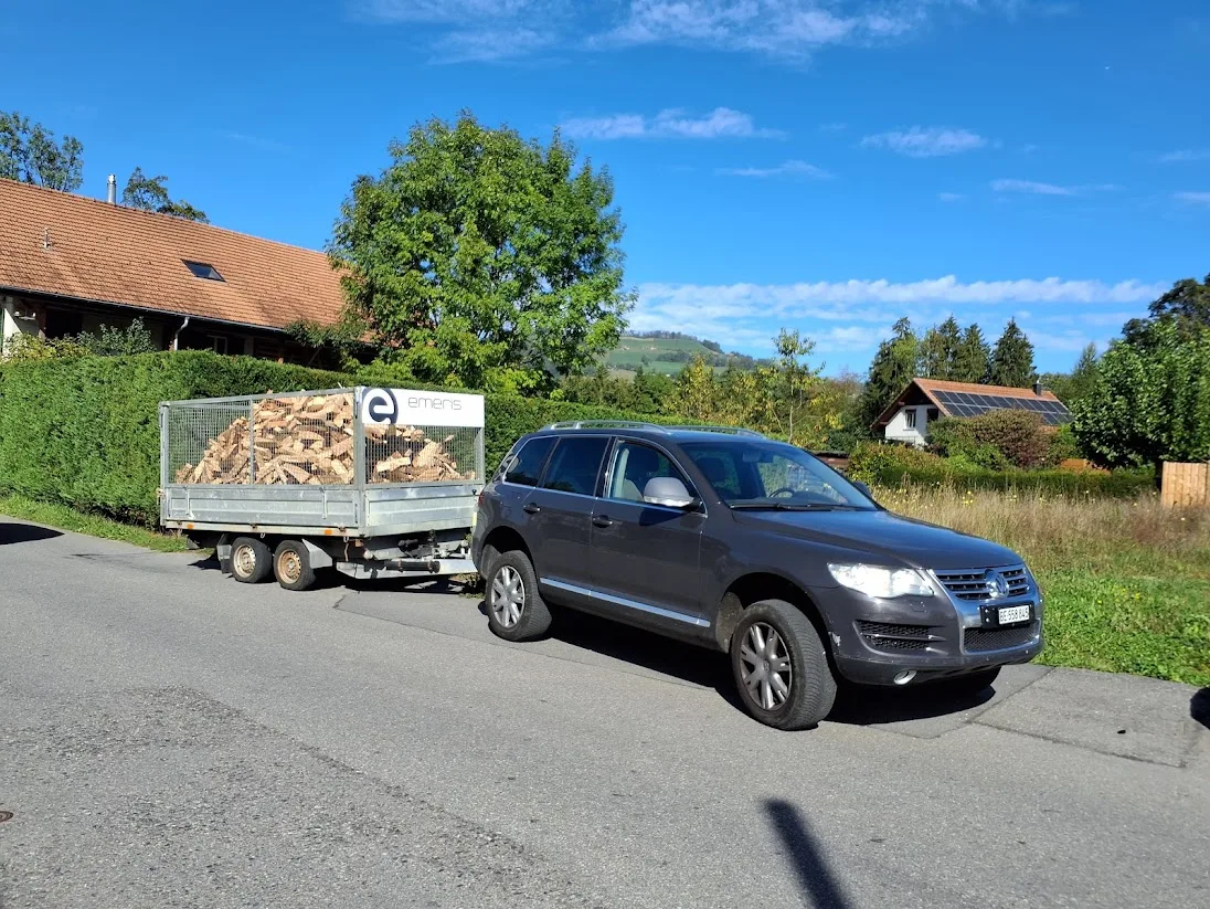 Lieferfahrzeug von emeris holz für Mengen bis 4 Ster