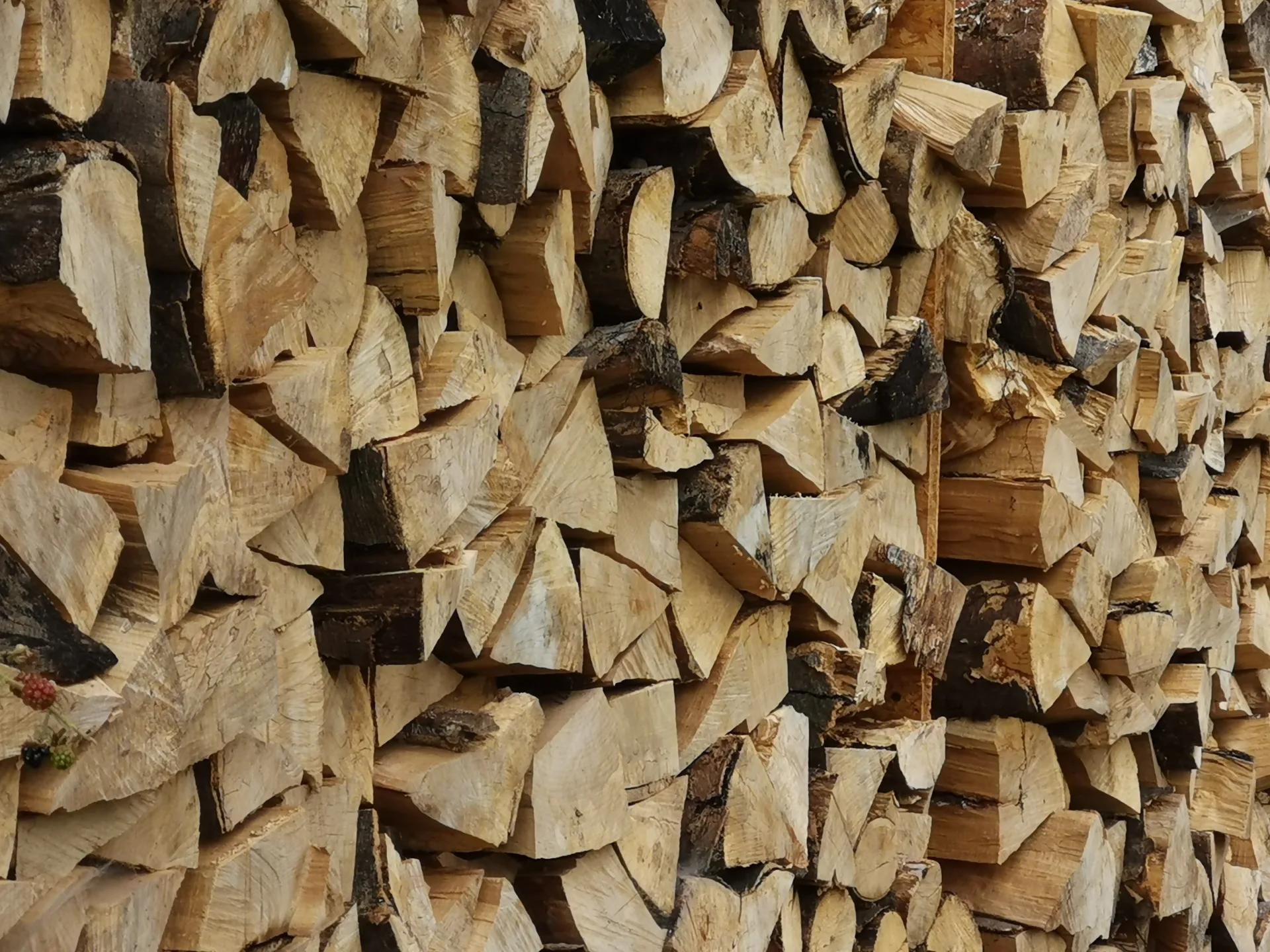 Aufgeschichteter Brennholzstapel