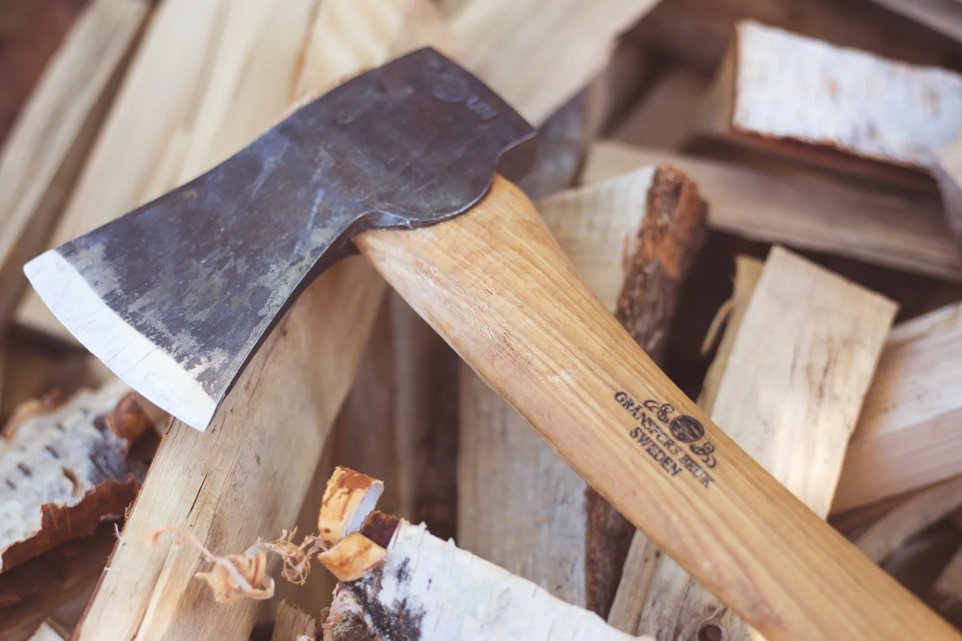 Brennholz mit Beil beim Spalten