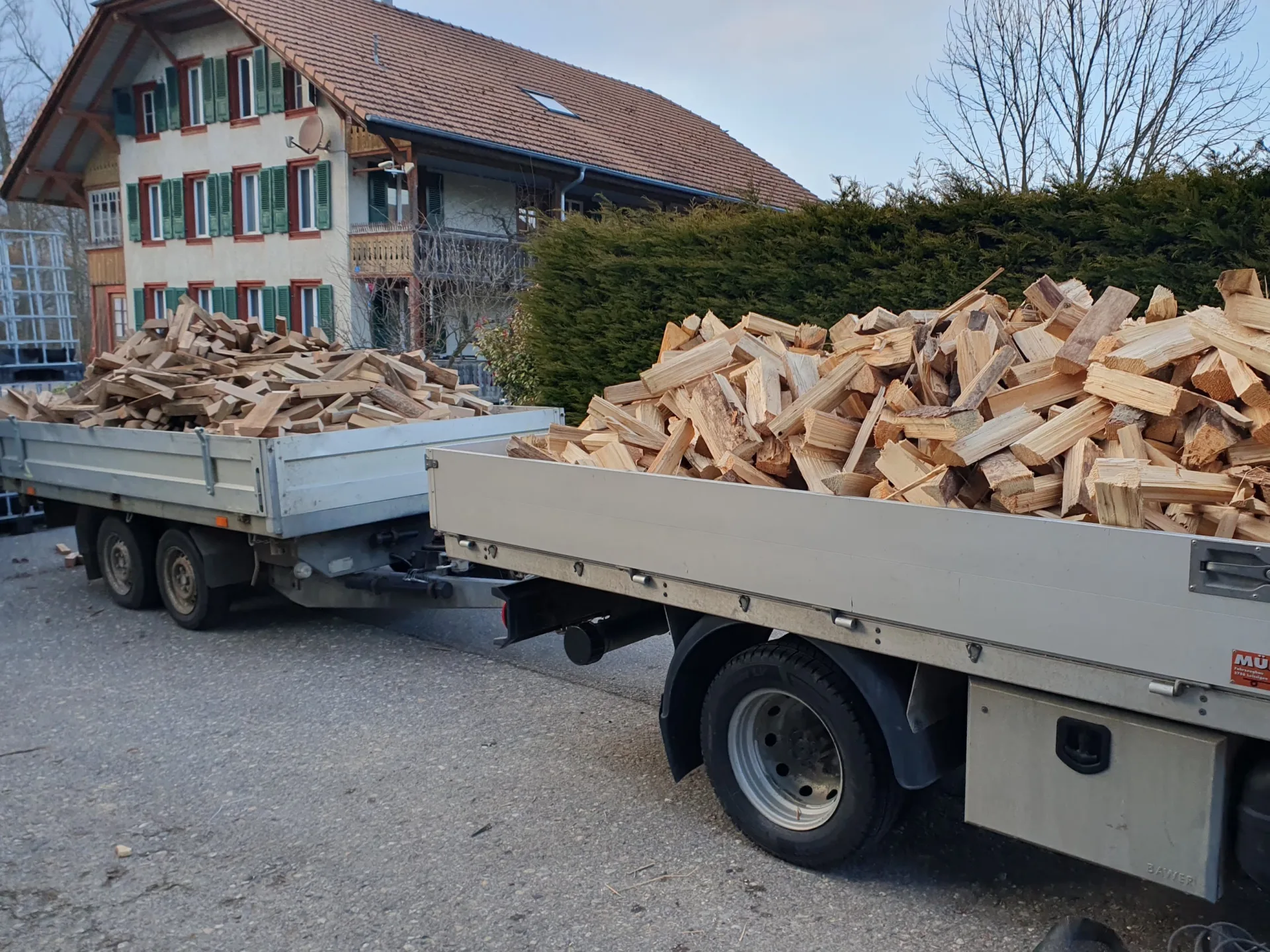 Beladenes Lieferfahrzeug von emeris holz unterwegs zur Kundschaft