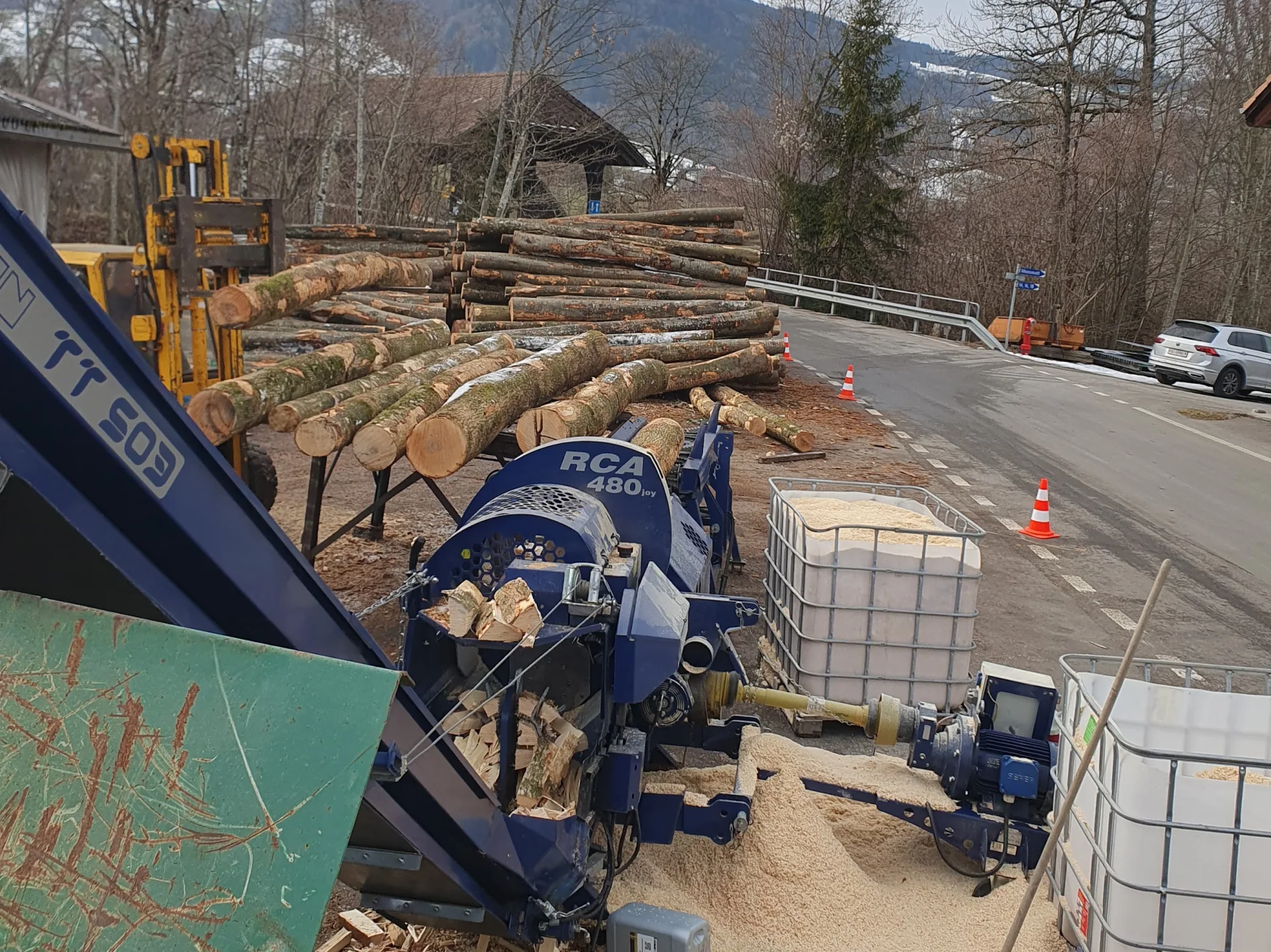 Verarbeitung bei emeris holz — Meterspälten an der Spaltmaschine